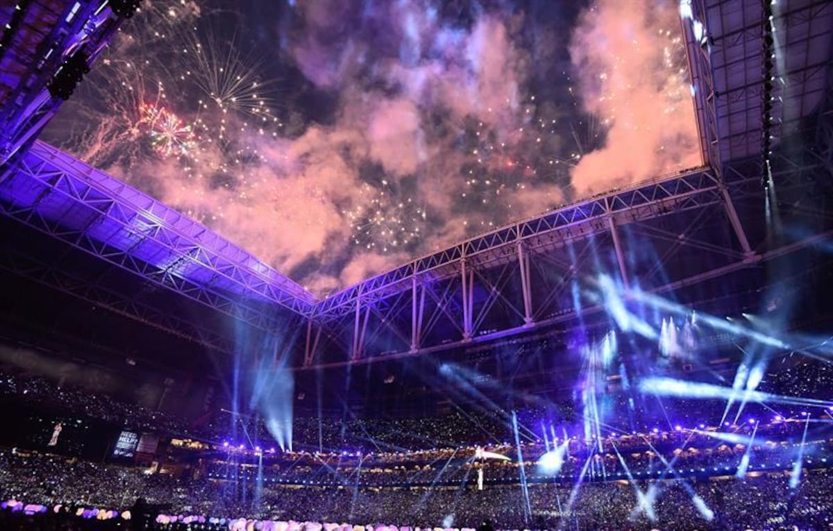 La cantante californiana mantuvo encendido el University of Phoenix Stadium en su actuación en el descanso, después de que los Patriots de Nueva Inglaterra y los Seahawks de Seattle iniciaran el incendio en el campo con una serie de jugadas que a la mitad del Super Bowl estaba empatado a 14-14.