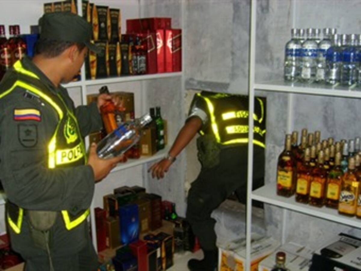 La policía de Medellín decomisa 704 botellas de licor adulterado