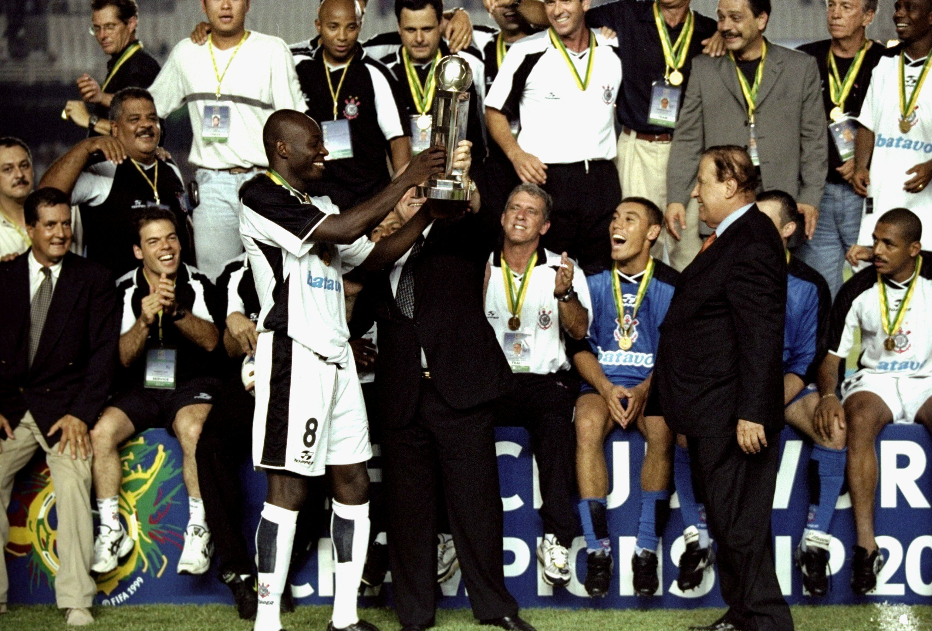 Freddy Rincón festeja el título de campeón del mundo con el Corinthians de Brasil. \ Mandatory Credit: Shaun Botterill /Allsport