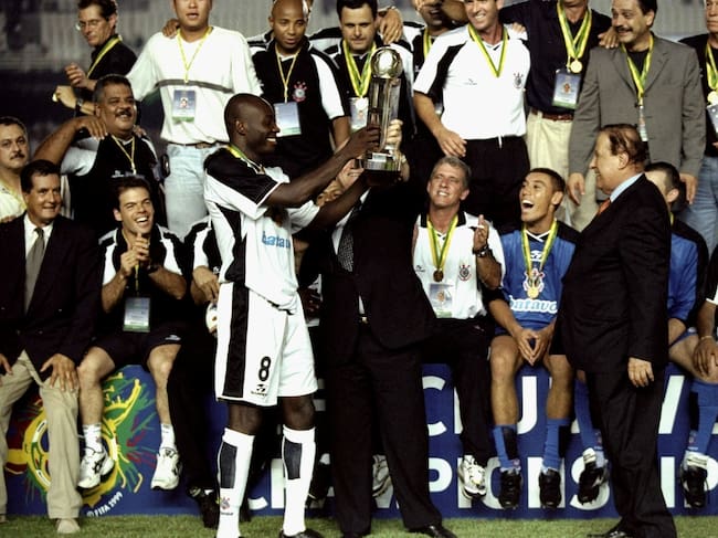 Freddy Rincón festeja el título de campeón del mundo con el Corinthians de Brasil. \ Mandatory Credit: Shaun Botterill /Allsport