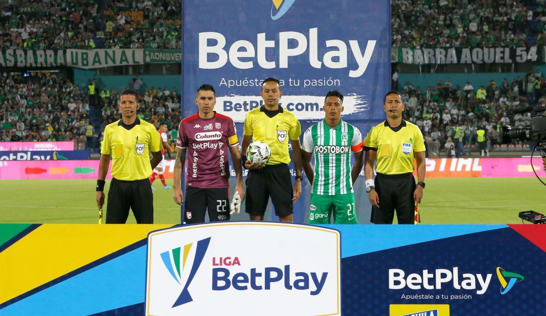 Duelo entre Atlético Nacional e Independiente Santa por liga colombiana.