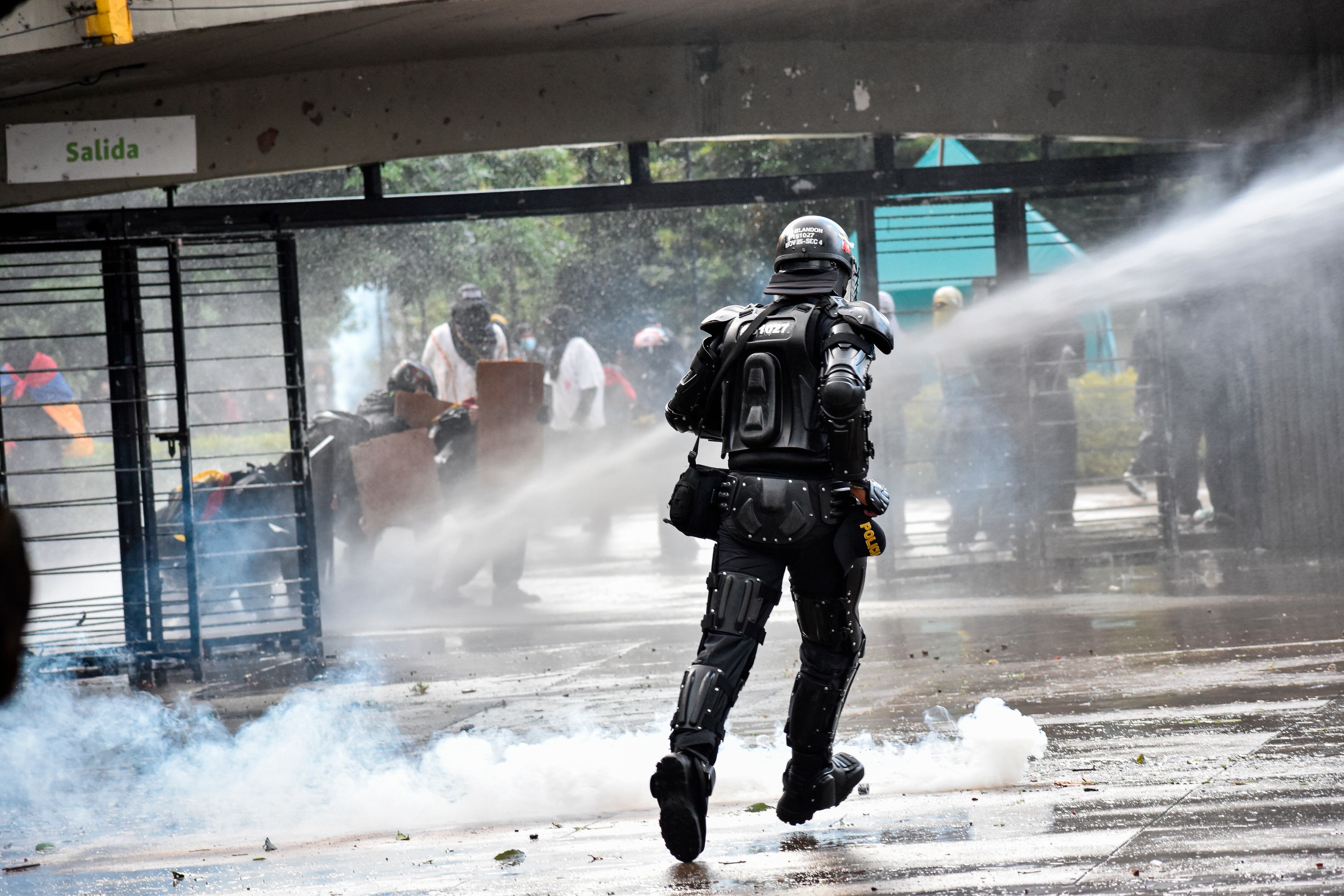 Universidad Nacional de Colombia ypolicía antidisturbios de Colombia ESMAD, en Bogotá. Foto de referencia: Getty Images.