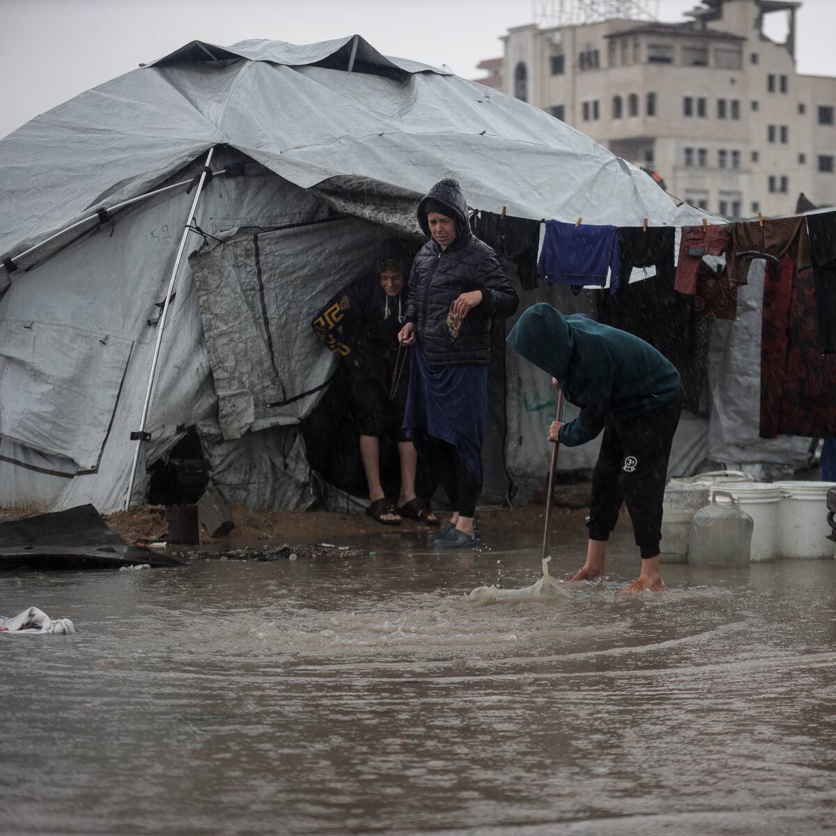 Reportan 16 muertos en Gaza por el derrumbe de casas, previamente bombardeadas, tras tormenta Byron