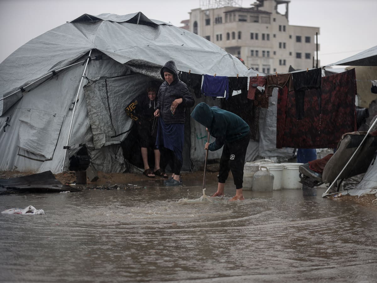 Reportan 16 muertos en Gaza por el derrumbe de casas, previamente bombardeadas, tras tormenta Byron