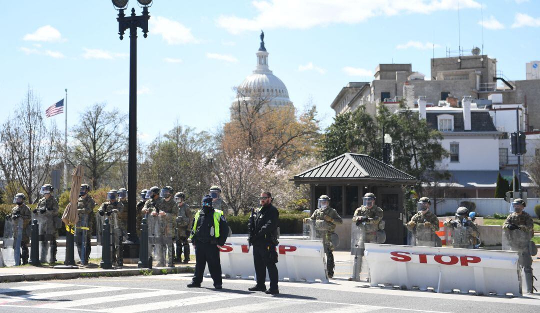 La Guardia Nacional se desplegó en los alrededores del Capitolio tras el choque en la barrera de seguridad del edificio.