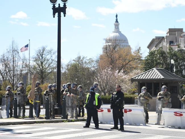 La Guardia Nacional se desplegó en los alrededores del Capitolio tras el choque en la barrera de seguridad del edificio.