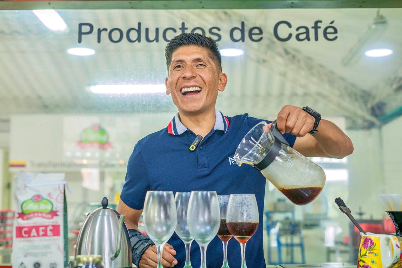 Nairo Quintana disfrutando del mejor café del mundo en el Quindío. Foto Cortesía Gobernación del Quindío