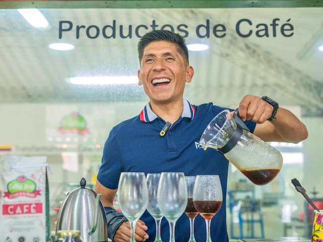 Nairo Quintana disfrutando del mejor café del mundo en el Quindío. Foto Cortesía Gobernación del Quindío