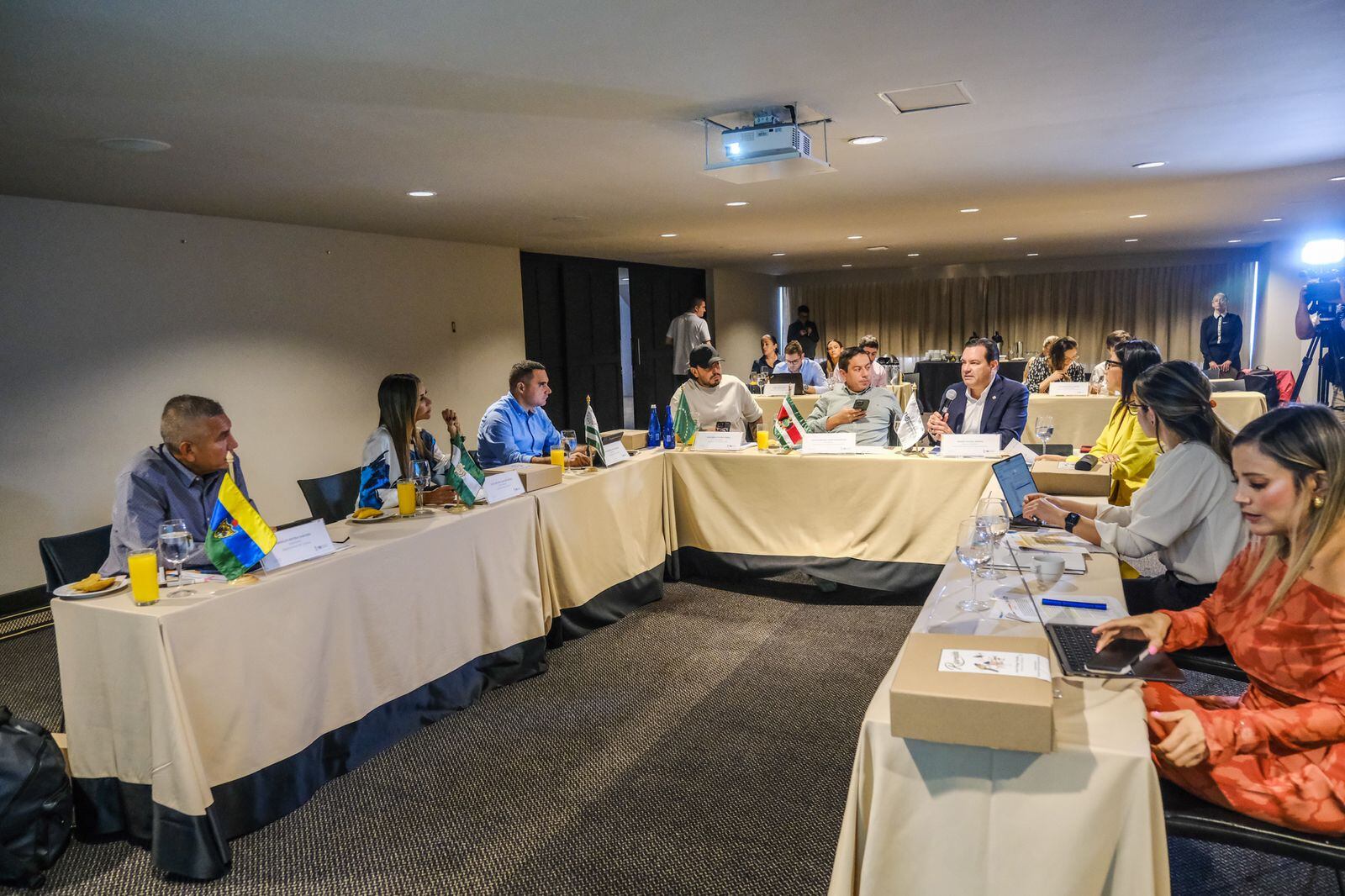 Carlos Amaya, presidente de la FND, advierte sobre el impacto del fallo de la Corte en la venta de licores, la reducción del presupuesto para los departamentos y la crisis de seguridad