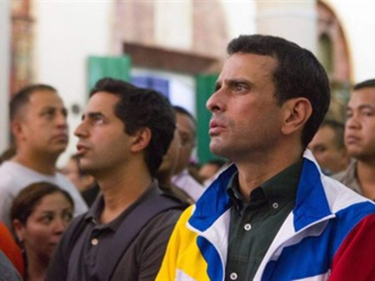Capriles sorprende a bañistas con recorrido proselitista en lancha