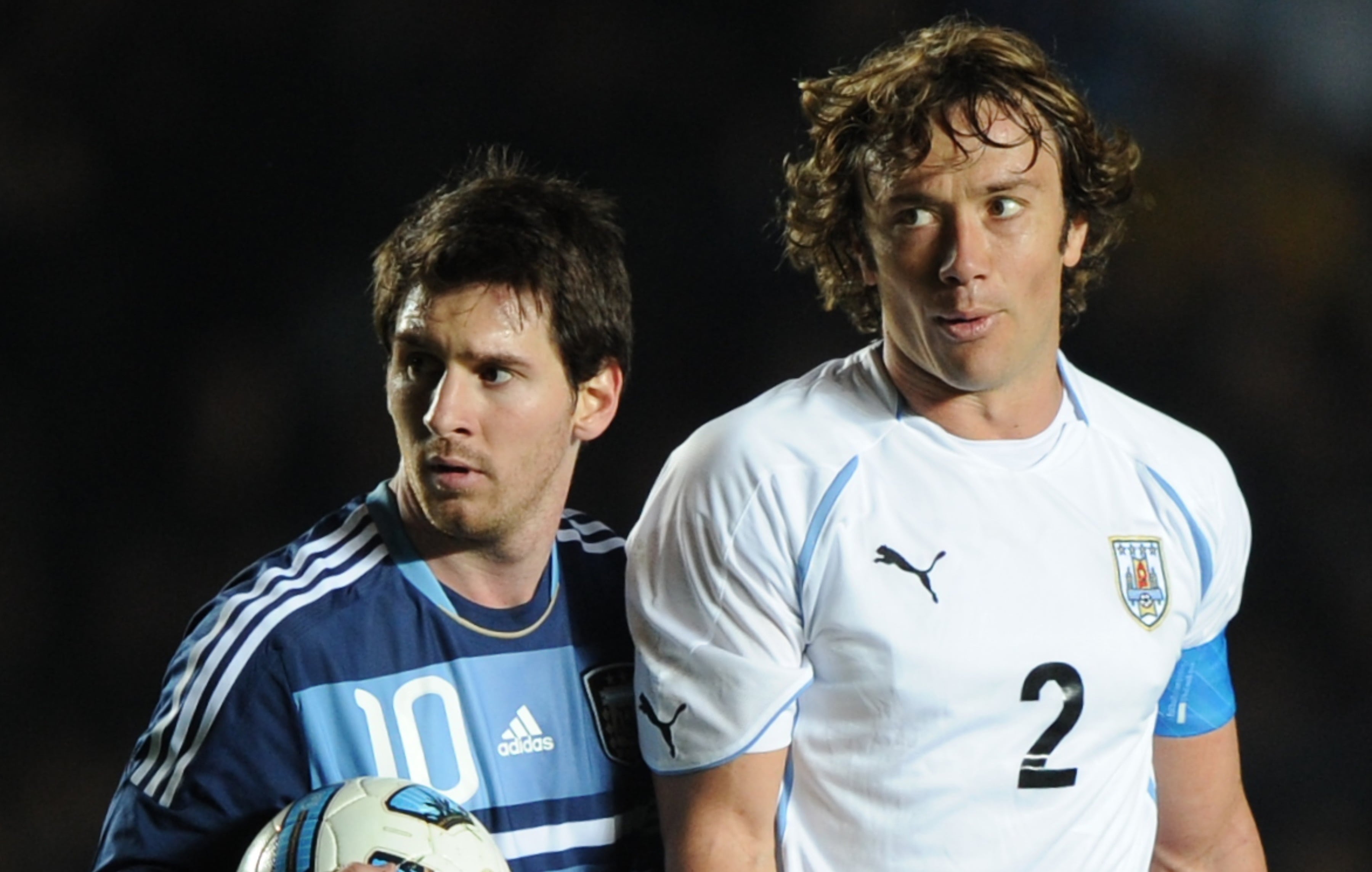Lionel Messi junto con Diego Lugano en la Copa América del 2011.   AFP PHOTO / JUAN MABROMATA (Photo credit should read JUAN MABROMATA/AFP via Getty Images)