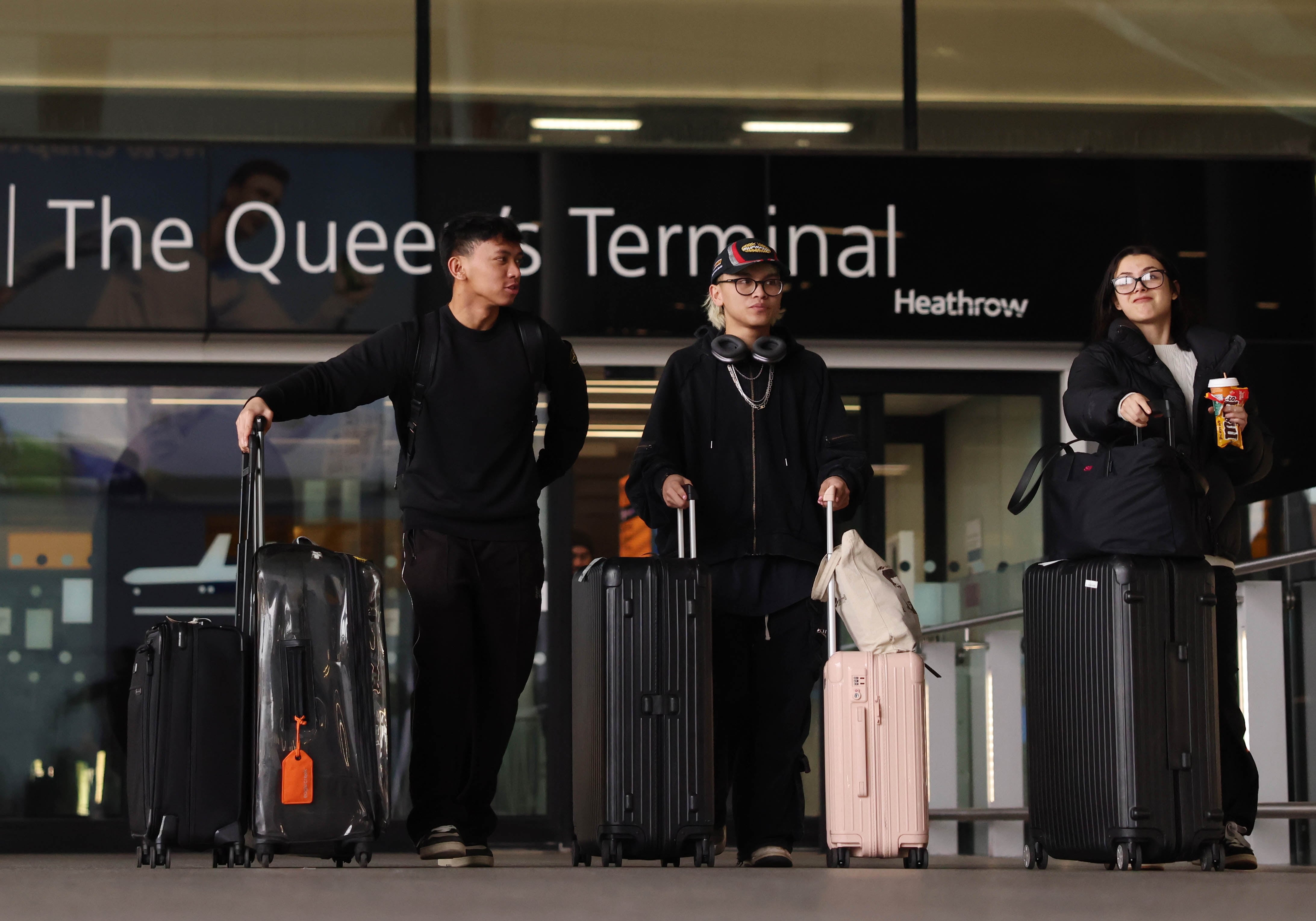Hounslow (United Kingdom), 22/03/2025.- Passengers walk with their luggage at Terminal 2 arrivals at Heathrow Airport in Hounslow, Britain, 22 March 2025. Flights resumed at Heathrow Airport following a power outage on 21 March 2025. A fire at a substation which supplies power to Heathrow forced its closure for most of 21 March, leading to thousands of cancelled flights and stranding passengers across the world. Heathrow is Europe's busiest Airport and the Metropolitan Polices Counter Terrorism Command is leading the investigation into the cause of the fire at the electrical substation.  (Terrorismo, Reino Unido) EFE/EPA/NEIL HALL