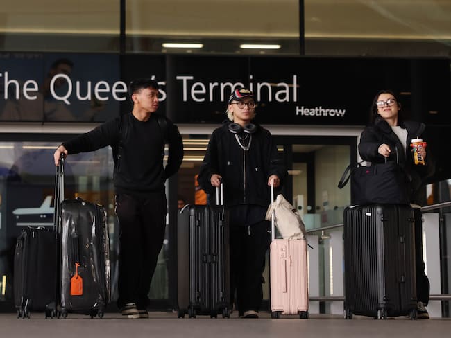 Hounslow (United Kingdom), 22/03/2025.- Passengers walk with their luggage at Terminal 2 arrivals at Heathrow Airport in Hounslow, Britain, 22 March 2025. Flights resumed at Heathrow Airport following a power outage on 21 March 2025. A fire at a substation which supplies power to Heathrow forced its closure for most of 21 March, leading to thousands of cancelled flights and stranding passengers across the world. Heathrow is Europe's busiest Airport and the Metropolitan Police’s Counter Terrorism Command is leading the investigation into the cause of the fire at the electrical substation. (Terrorismo, Reino Unido) EFE/EPA/NEIL HALL