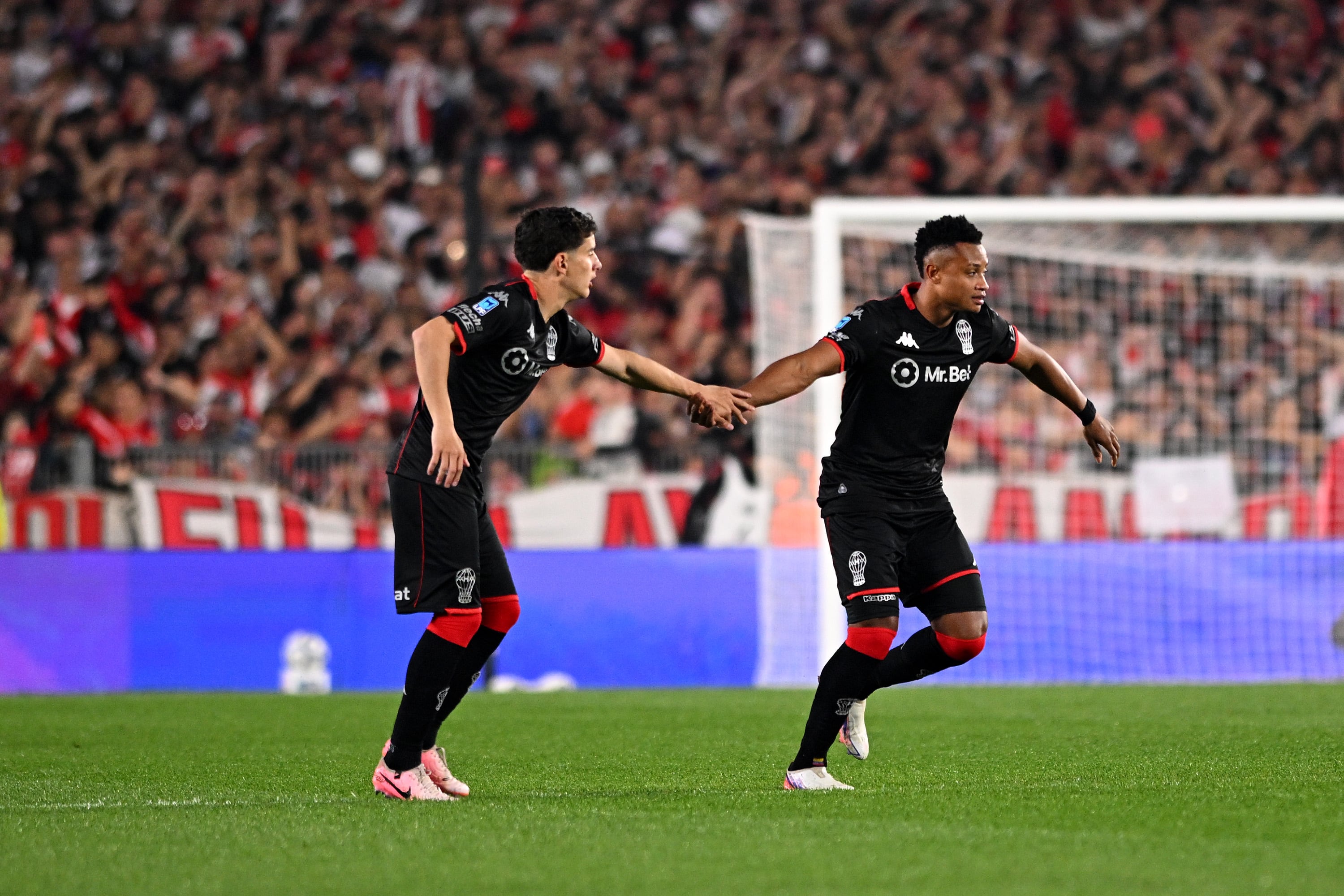Golazo y asistencia de Óscar Cortés en sufrida victoria de Huracán ante River Plate: véalo acá. (Photo by Rodrigo Valle/Getty Images)