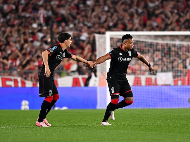 Golazo y asistencia de Óscar Cortés en sufrida victoria de Huracán ante River Plate: véalo acá. (Photo by Rodrigo Valle/Getty Images)