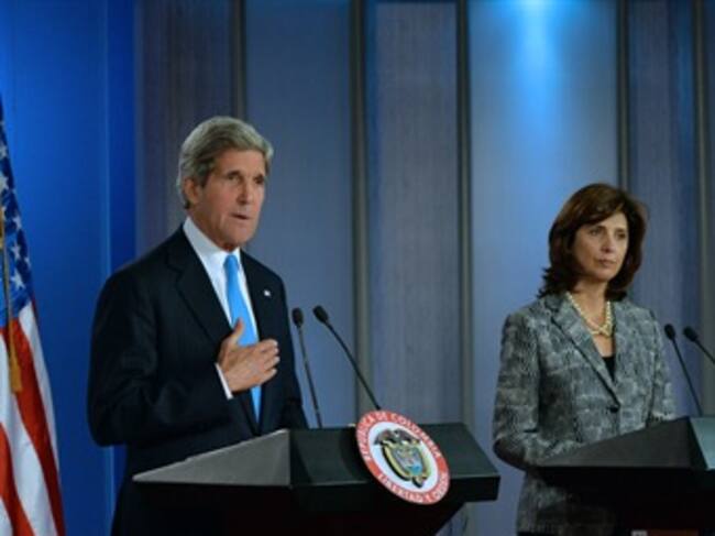 John Kerry y María Ángela Holguín. Foto: Presidencia.