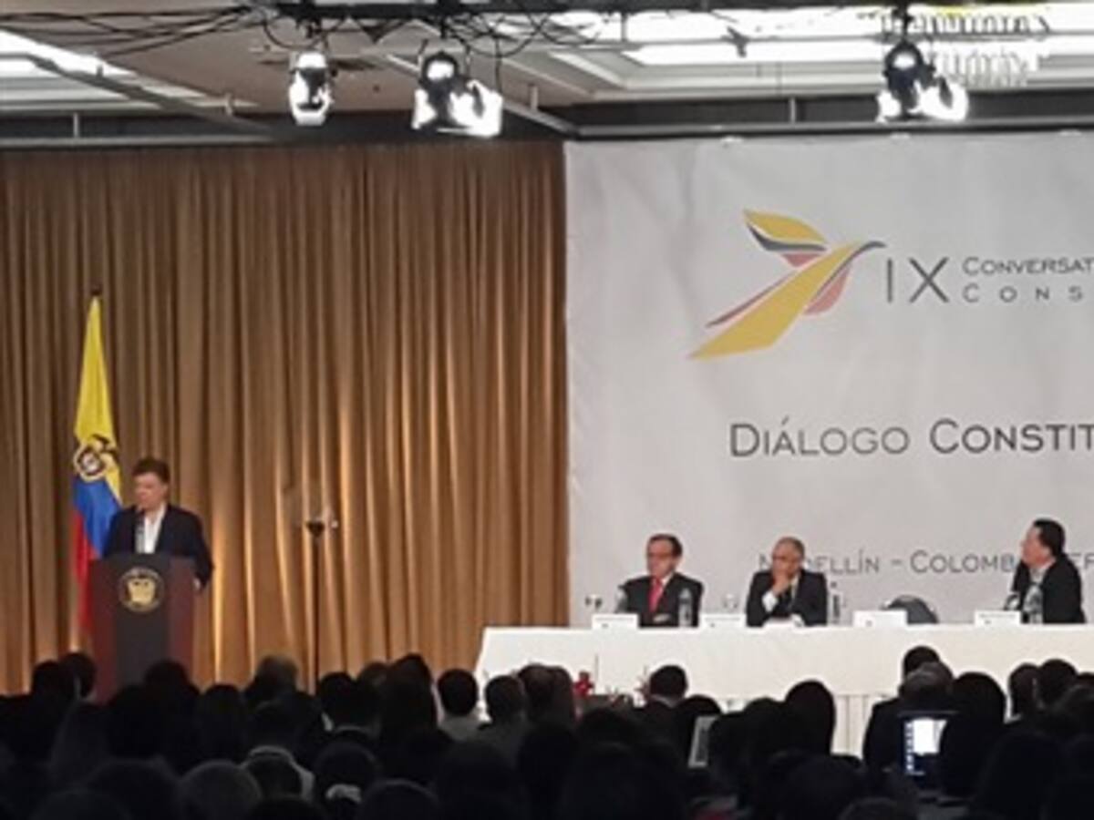 La corbata que puso a pensar a los constitucionalistas