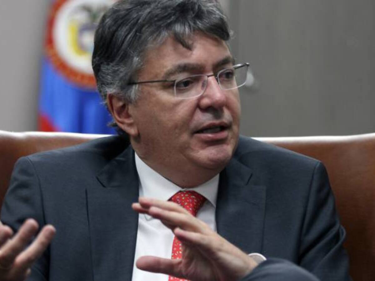 Los costos de la guerra son de 1 a 2 puntos del PIB por año: Minhacienda