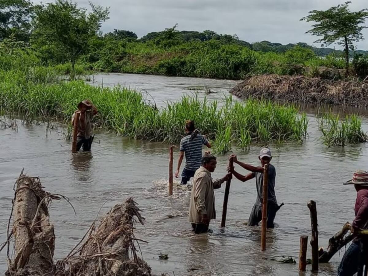 Un dique que contiene las aguas del río Magdalena en Santander está a punto de romperse