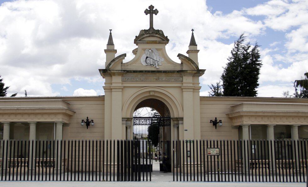 Este lugar se encuentra ubicado en el centro de la capital colombiana y es considerado como el cementerio más antiguo de la ciudad, fue abierto en 1836, entre sus paredes a punto de caerse y los callejones con tumbas abandonadas, suelen esconderse historias de brujería y apariciones.