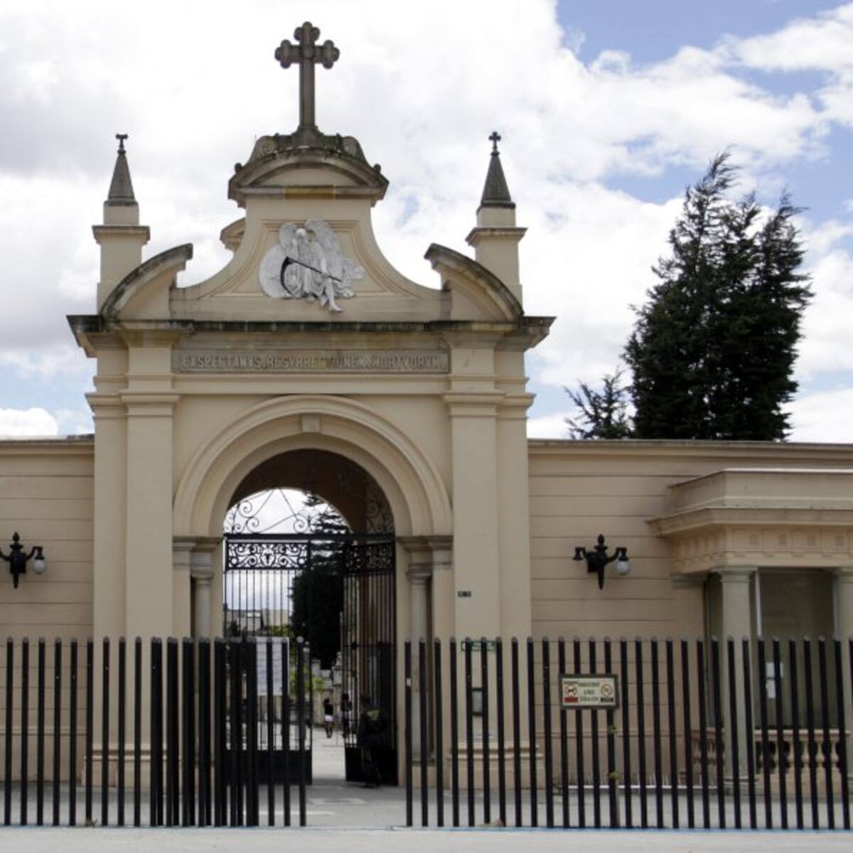 Contraloría de Bogotá abre indagación preliminar por escándalo de cementerios