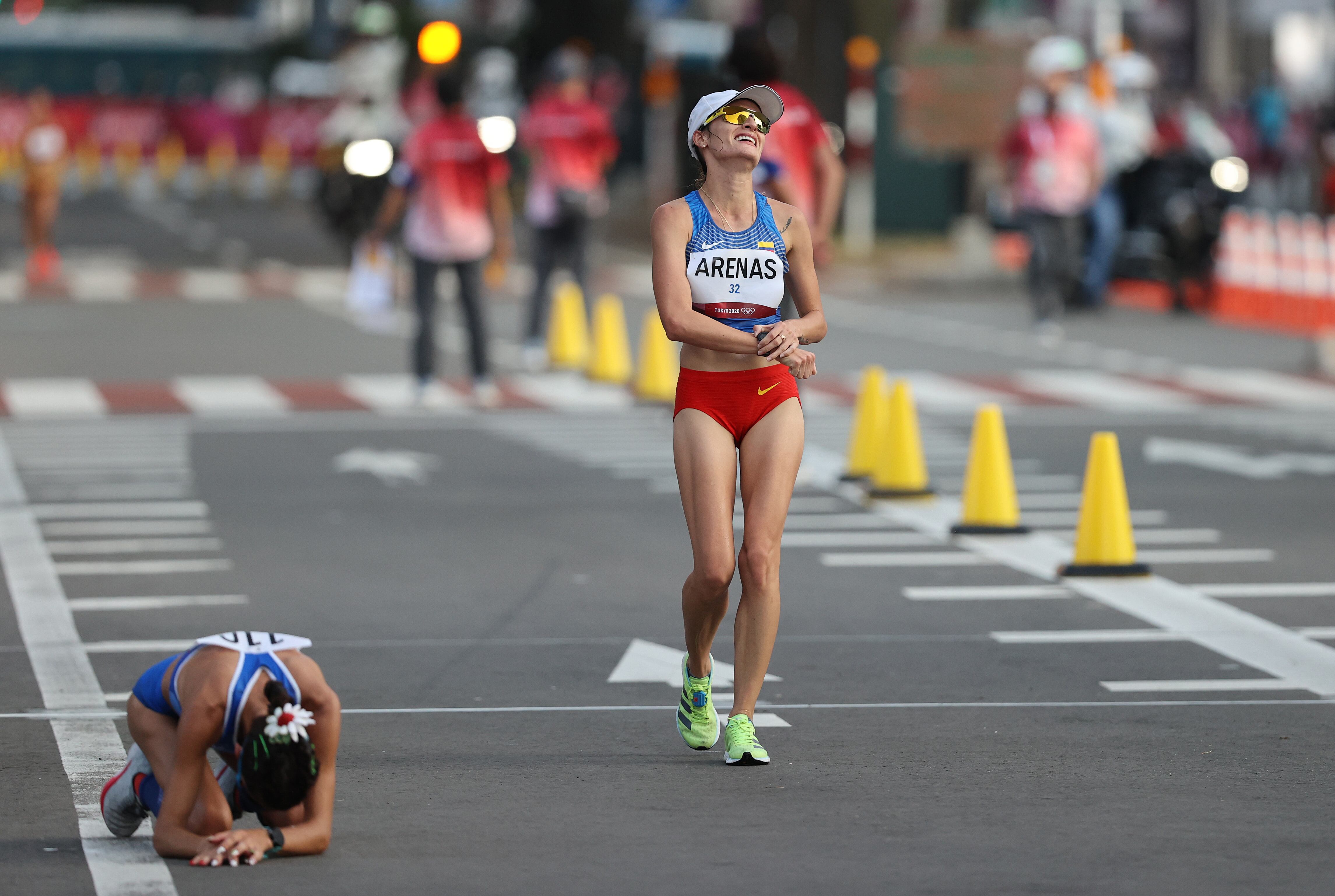 SAPPORO, JAPÓN - 6 DE AGOSTO: Sandra Arenas del Equipo Colombia cruza la línea de meta para obtener el segundo lugar en la carrera de 20 km de mujeres el día catorce de los Juegos Olímpicos de Tokio 2020 en el Parque Sapporo Odori el 6 de agosto de 2021 en Sapporo, Japón. (Foto de Clive Brunskill/Getty Images)