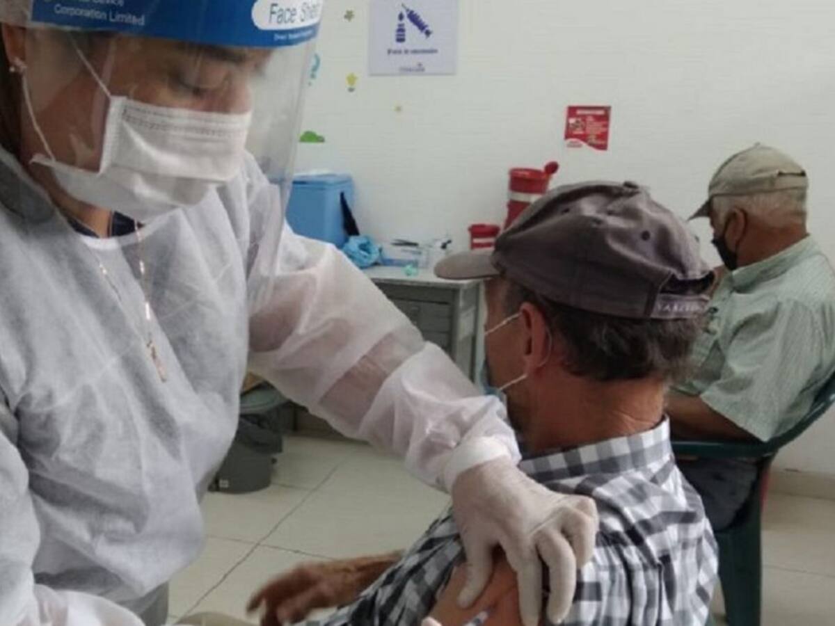 Llamado a completar vacunación COVID para evitar efectos crónicos