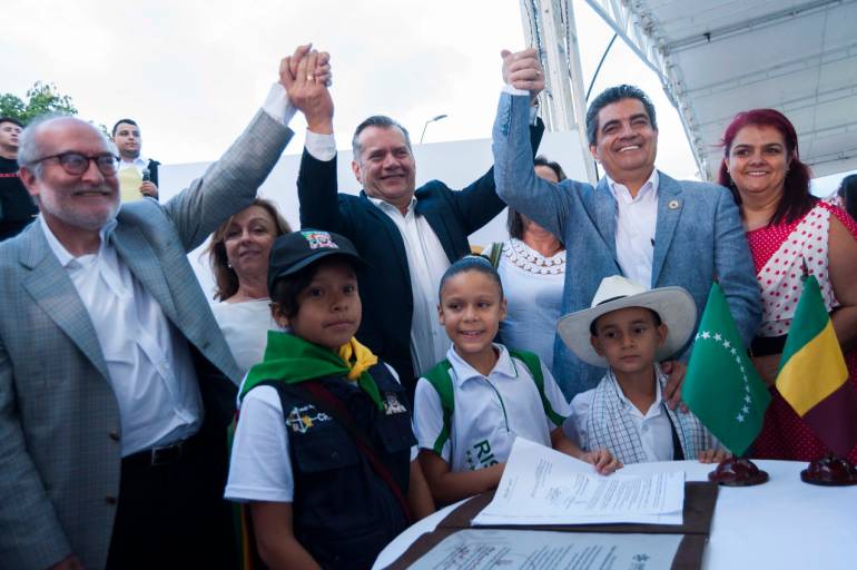 Los gobernadores Guido Echeverri de Caldas, Sijifredo Salazar de Risaralda y Carlos Eduardo Osorio del Quindío en una foto que simboliza la unión de los tres departamentos. 
