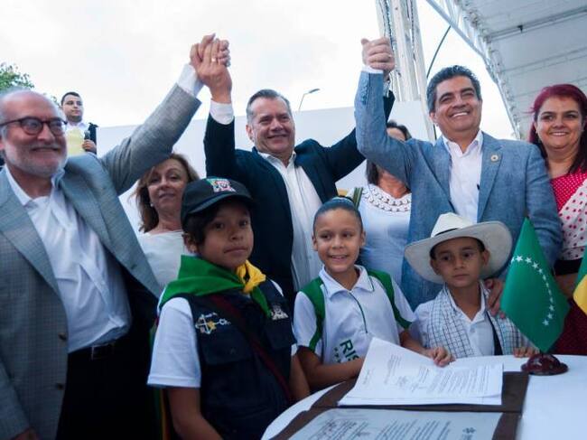 Los gobernadores Guido Echeverri de Caldas, Sijifredo Salazar de Risaralda y Carlos Eduardo Osorio del Quindío en una foto que simboliza la unión de los tres departamentos.