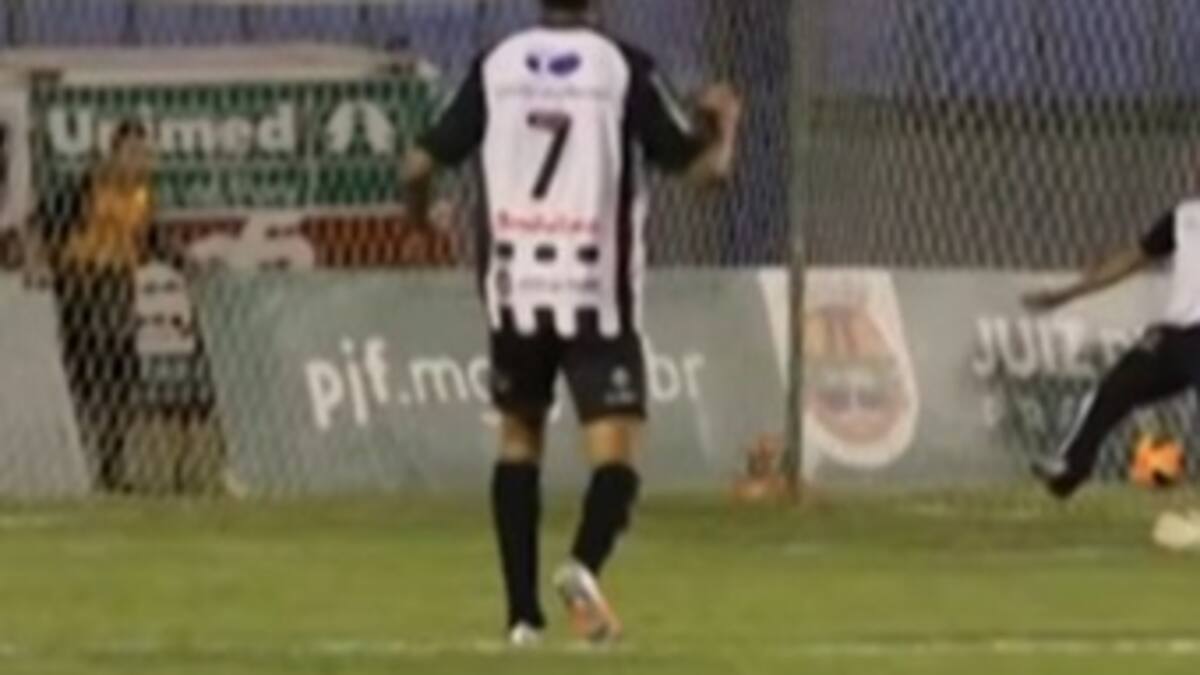 Curioso video de masajista que tapa dos veces un gol