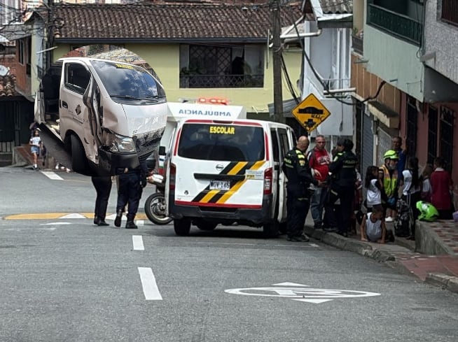 Buseta accidente de tránsito en La Estrella- fotos bomberos