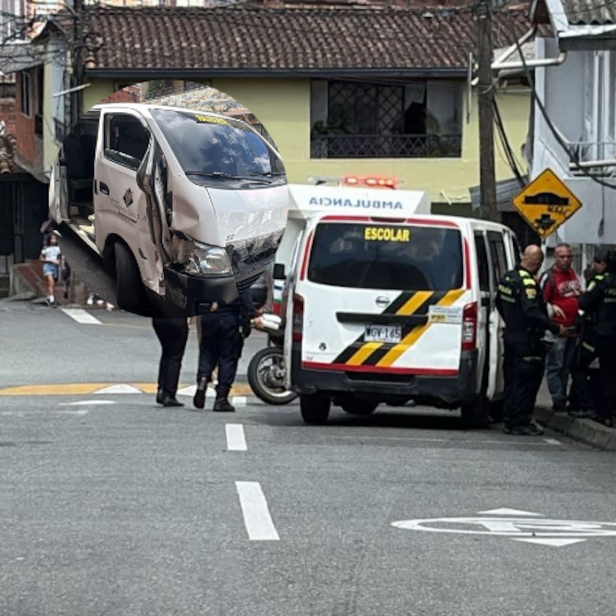 Cinco menores fueron trasladados a un hospital tras el choque de una buseta escolar en La Estrella