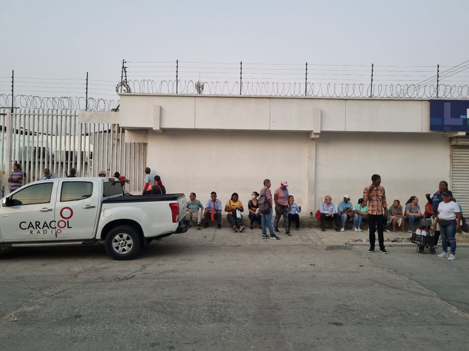 Largas filas para la entrega de medicamentos en Logicfarma en la Cordialidad en Barranquilla./ Foto: Caracol Radio