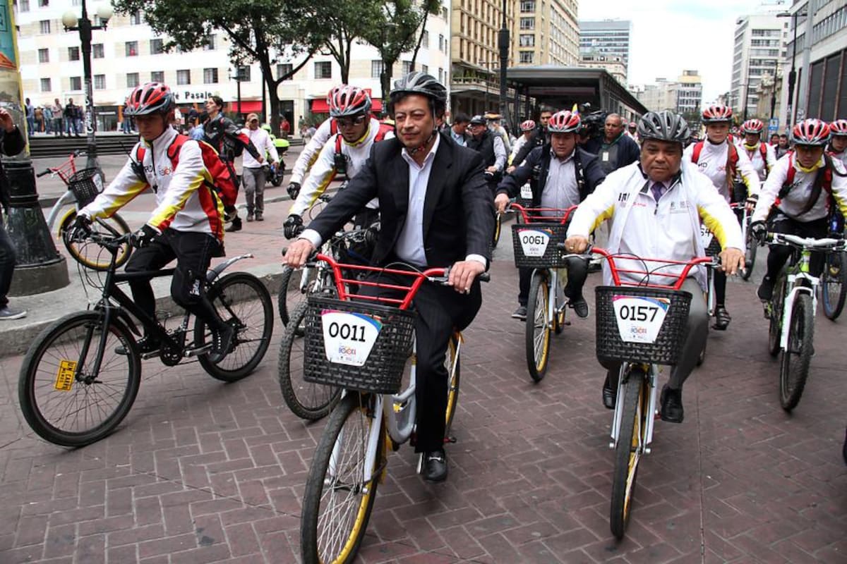 El alcalde de Bogotá, Gustavo Petro, dio inicio al servicio de préstamo gratuito de bicicletas en el marco de la peatonalización del Eje Ambiental.