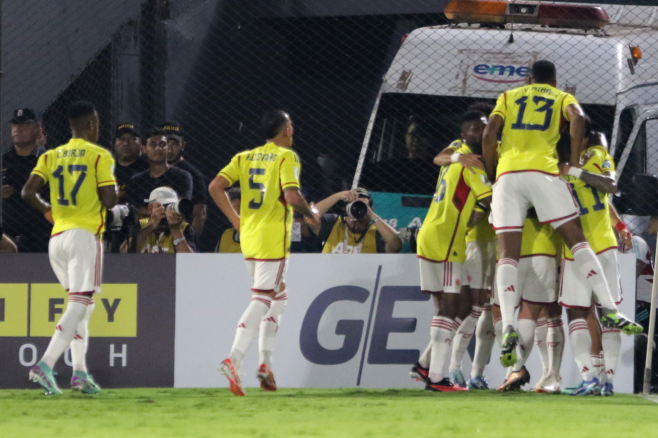 Los jugadores de Colombia festejan el gol de Rafael Santos Borré. (Photo by Christian Alvarenga/Getty Images)