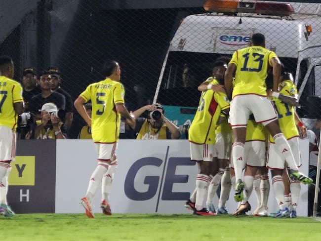 Los jugadores de Colombia festejan el gol de Rafael Santos Borré. (Photo by Christian Alvarenga/Getty Images)
