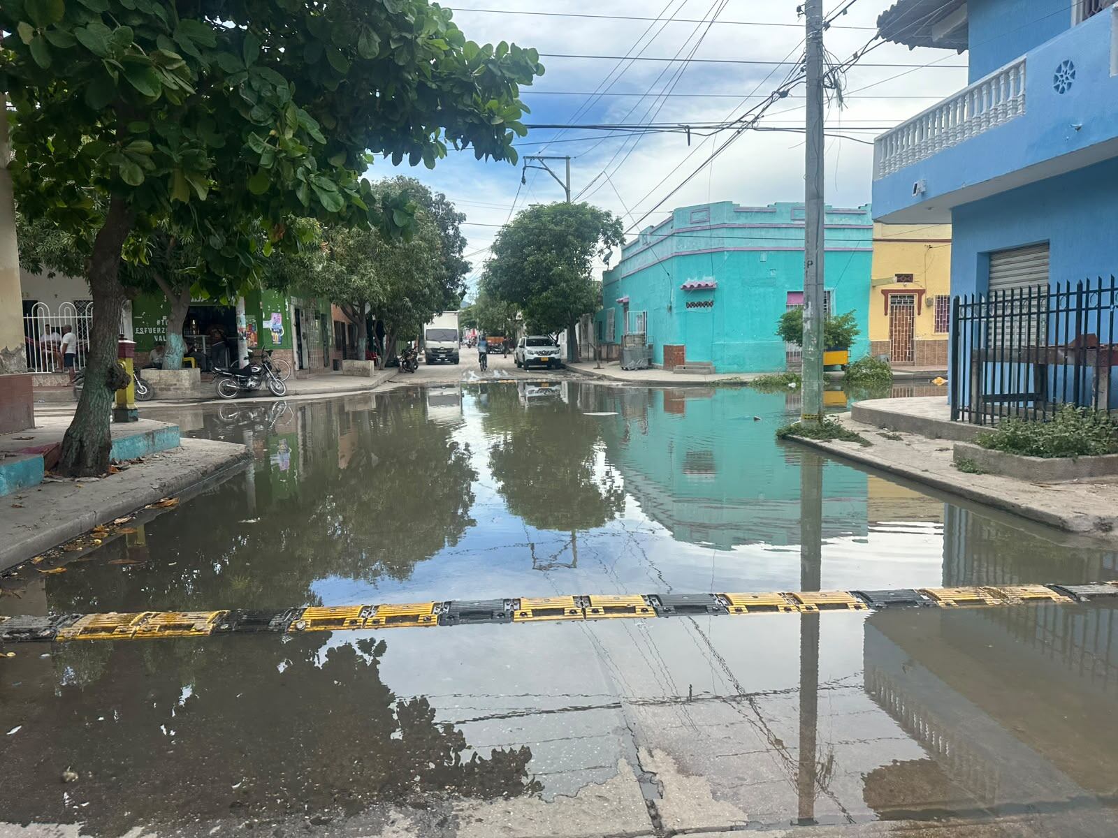 La calle 9 con carrera 7, en el sector de Pescaíto, permanece afectada por el rebosamiento de aguas residuales, según denuncian residentes. Foto: Caracol Radio