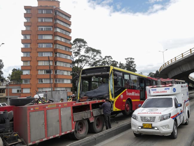 Biarticulado de Transmilenio es retirado tras el accidente en la Avenida NQS / Foto: Colprensa