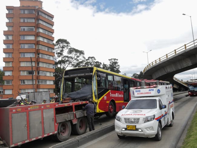 Biarticulado de Transmilenio es retirado tras el accidente en la Avenida NQS / Foto: Colprensa