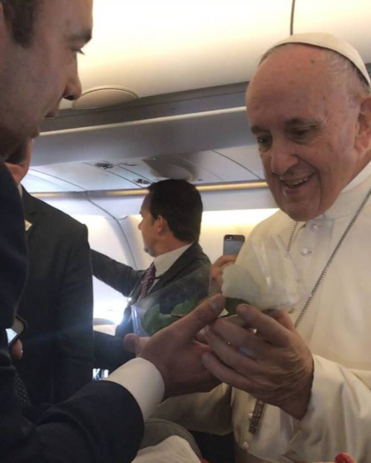 Momento en el que el nuestro periodista Cesar Moreno le entrega el regalo que le preparó Caracol Radio