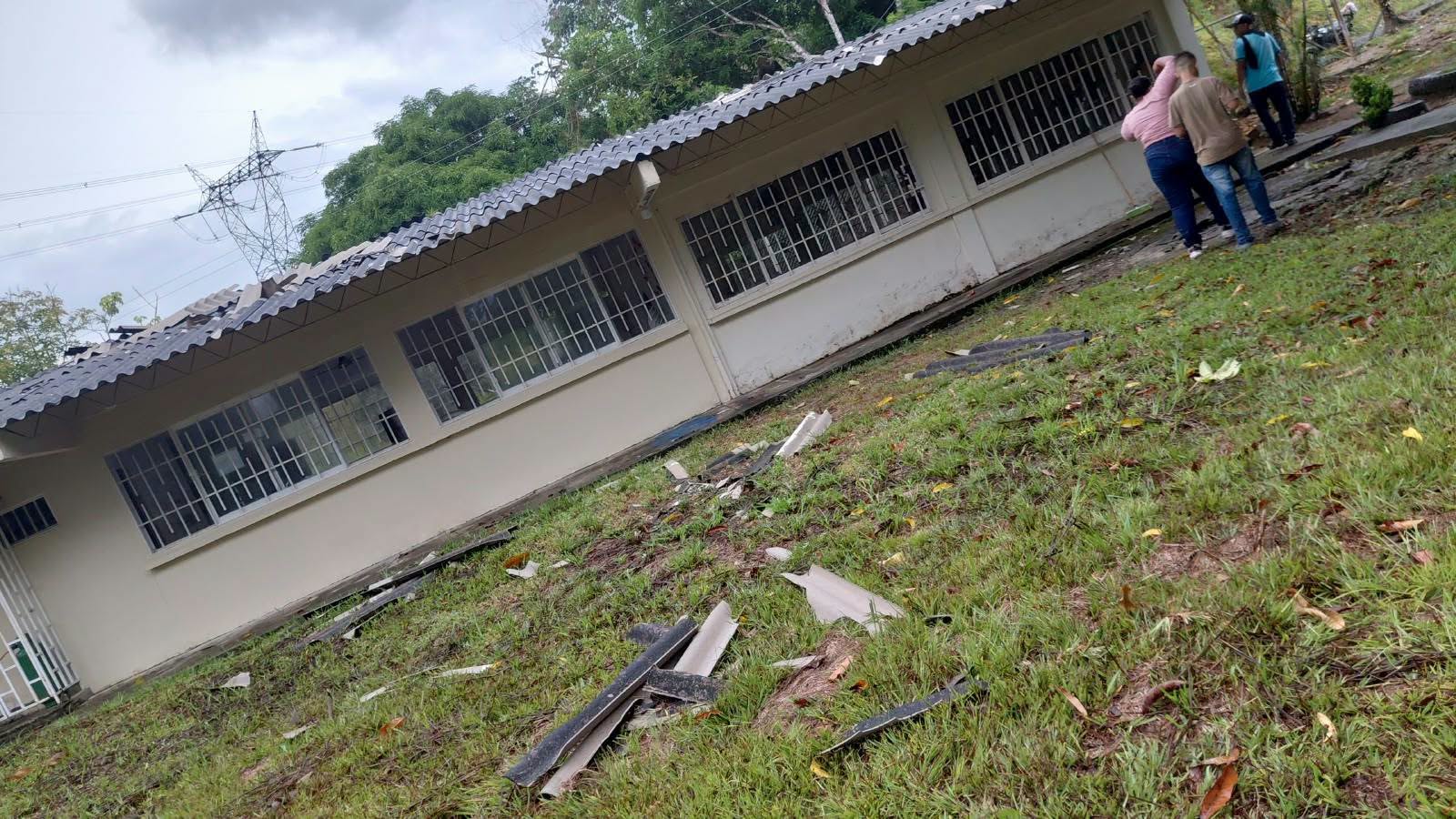 Una vivienda contigua al plantel educativo también presentó daños y será beneficiada con ayudas humanitarias. / Imagen: La Tribuna
