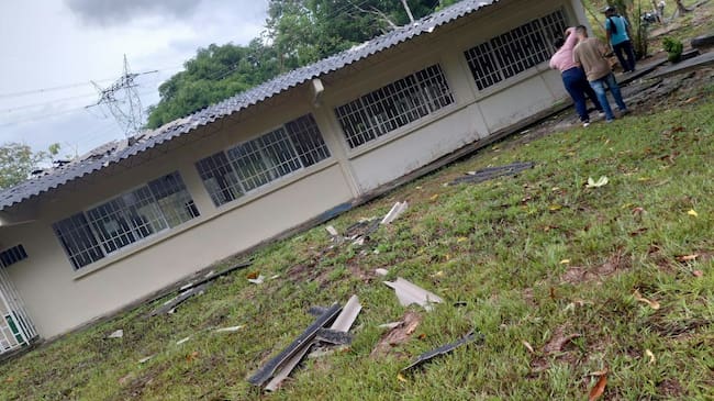 Una vivienda contigua al plantel educativo también presentó daños y será beneficiada con ayudas humanitarias. / Imagen: La Tribuna
