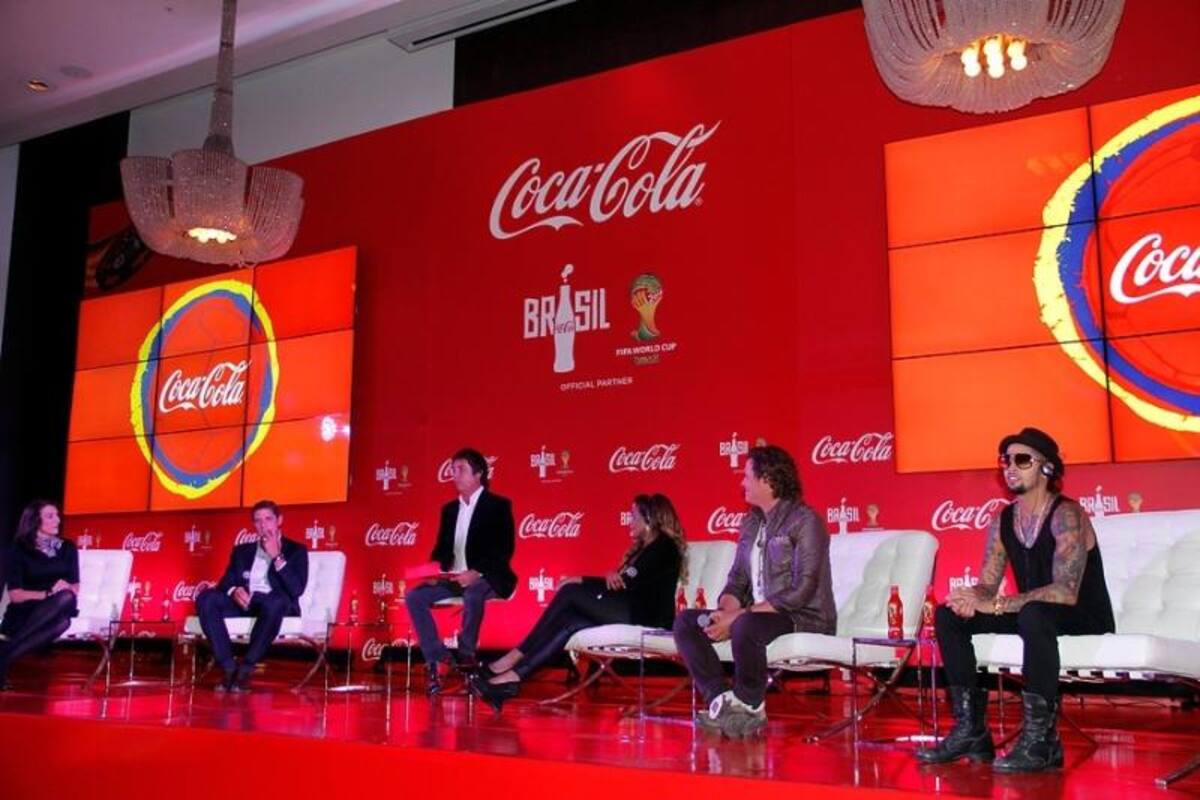 Este evento fue realizado por Coca Cola y presentado por Cesar Augusto Londoño con el fin de lanzar el himno “La copa de todos”, interpretado por los artistas Carlos vives, Colombia; Gabriela Amaral dos Santos, de Brasil; y el reconocido cantante de Estados Unidos, David Correy, ganador del Factor X. Se trata de la apuesta musical para conmemorar la elaboración del mundial 2014 en Brasil.  Foto: Colprensa