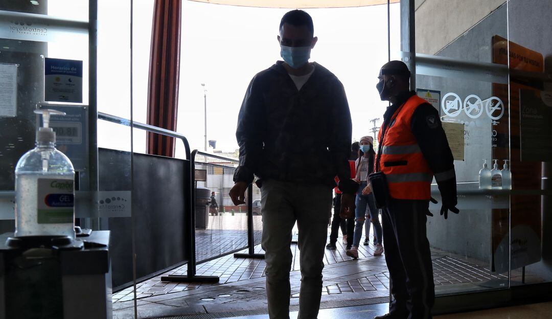 Medida de pico y cédula sigue vigente para acceder a establecimientos bancarios y abastecimiento en Bogotá