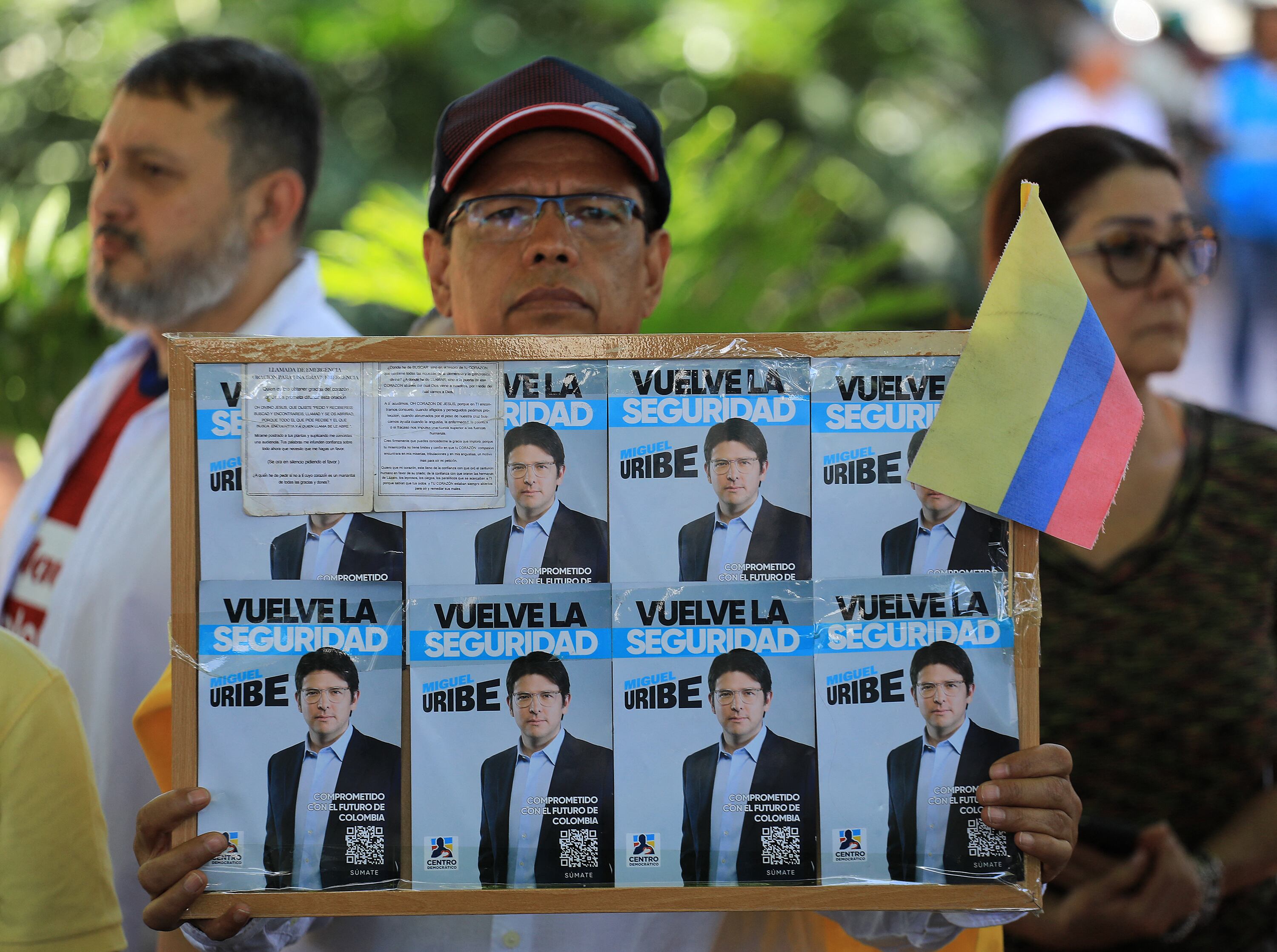 Protesta contra la violencia por atentado a Miguel Uribe en Medellín, el 8 de junio de 2025. (Foto de JAIME SALDARRIAGA/AFP vía Getty Images)