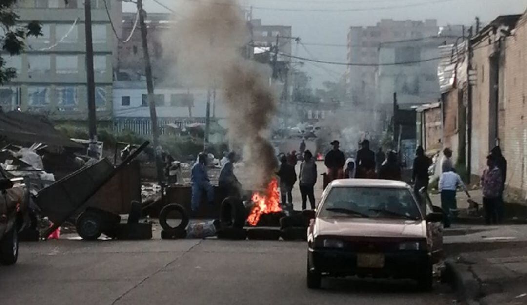 Desalojan familias que se tomaron lote al lado de la cárcel Modelo
