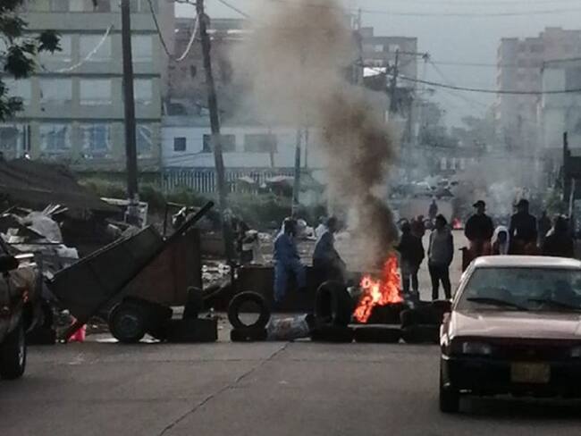 Desalojan familias que se tomaron lote al lado de la cárcel Modelo