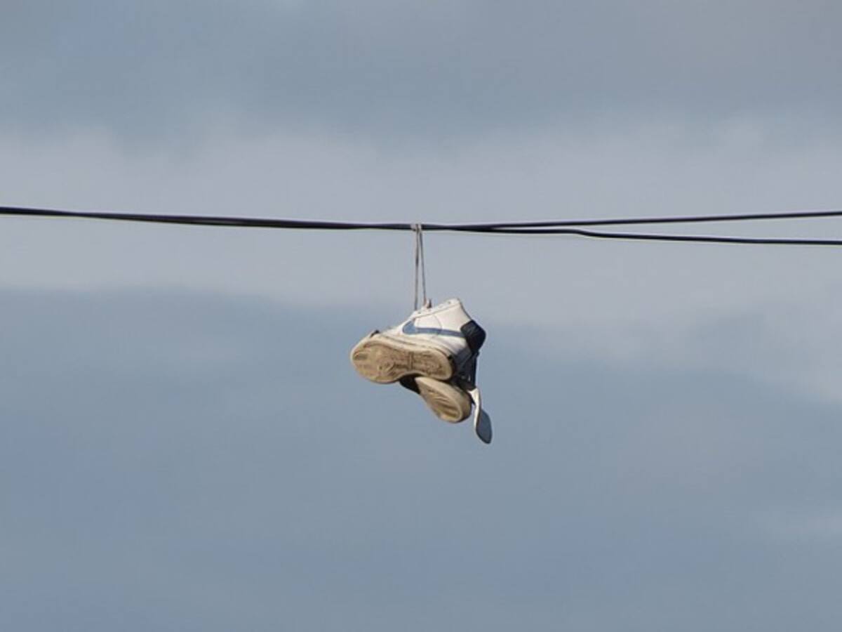 Cambian tenis colgados en cables de la luz por nuevos en Bogotá