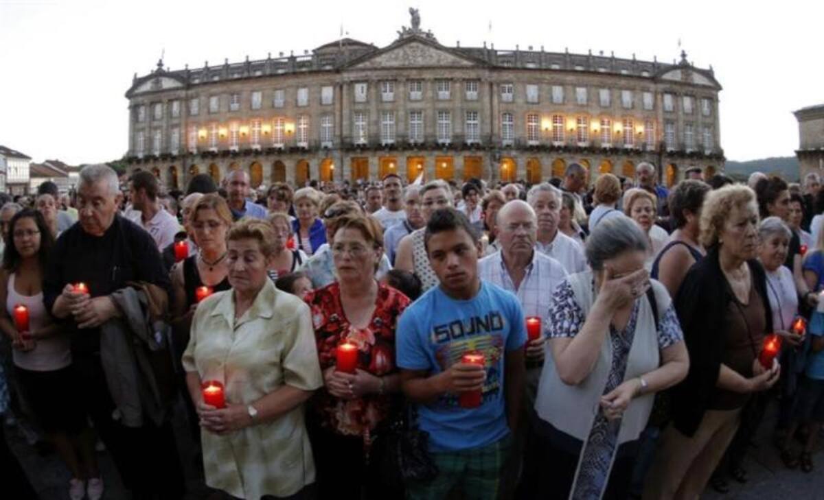 Un millar de personas participaron en la vigilia en memoria de las víctimas, esta noche en la plaza del Obradoiro de Santiago, cuando se cumple una semana del accidente de tren de Angrois, en las cercanías de Santiago de Compostela.