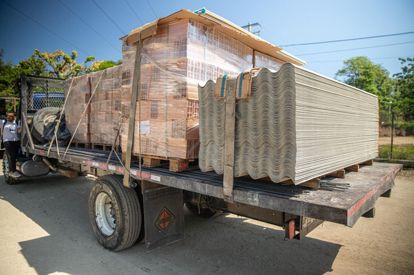 Entregan materiales de construcción a damnificados por lluvias en Santa Marta/ Alcaldía de Santa Marta.